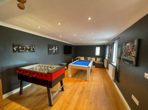 Luxury 4-5 Bed Home with Games Room and Balcony